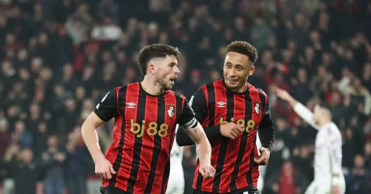 Jogador de futebol em ação num relvado da Premier League, ilustrando as ausências disciplinares no arranque da época