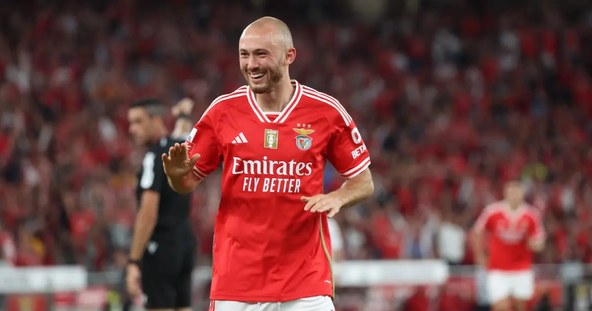 Jogadores em campo num jogo de futebol