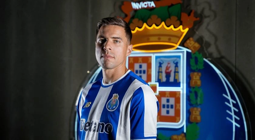 Futebolista em ação num relvado, ilustrativo da notícia sobre o FC Porto