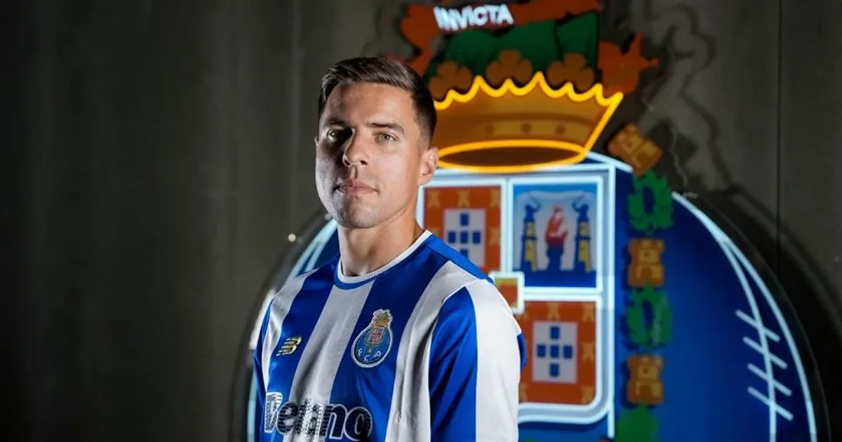 Futebolista em ação num relvado, ilustrativo da notícia sobre o FC Porto