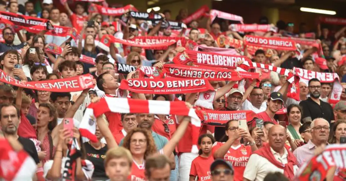 Estádio de futebol cheio de adeptos antes de um jogo da Primeira Liga