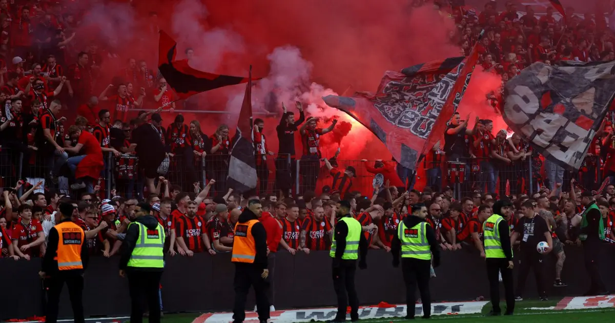 Jogadores do Bayer Leverkusen em ação num jogo de futebol