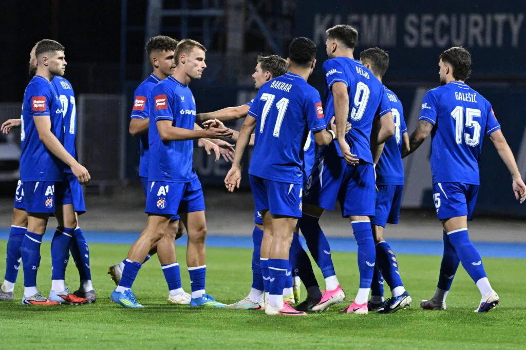 Adeptos a assistir a um jogo de futebol num estádio