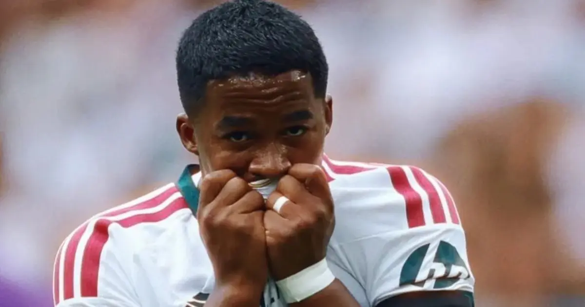 Jogador de futebol em ação durante um jogo, representando o Real Madrid