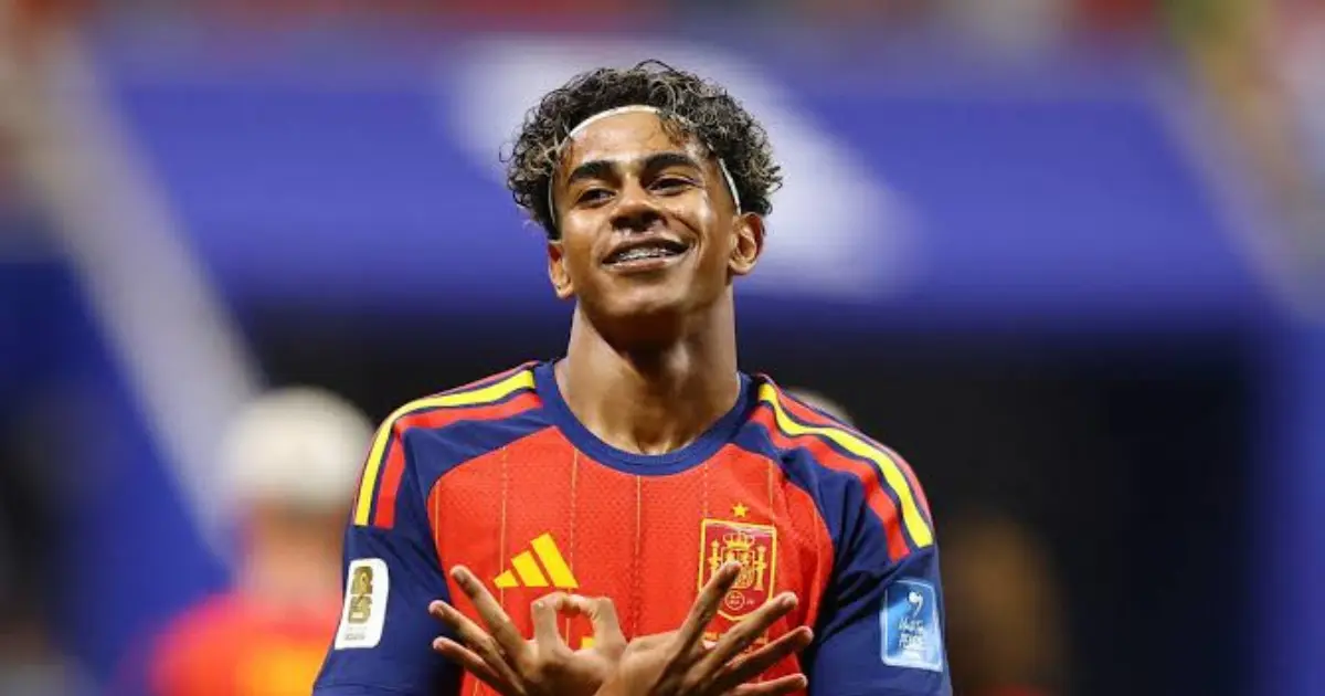 Jogadores de futebol em ação num estádio, antevisão de Espanha vs Bélgica no Mundial 2026