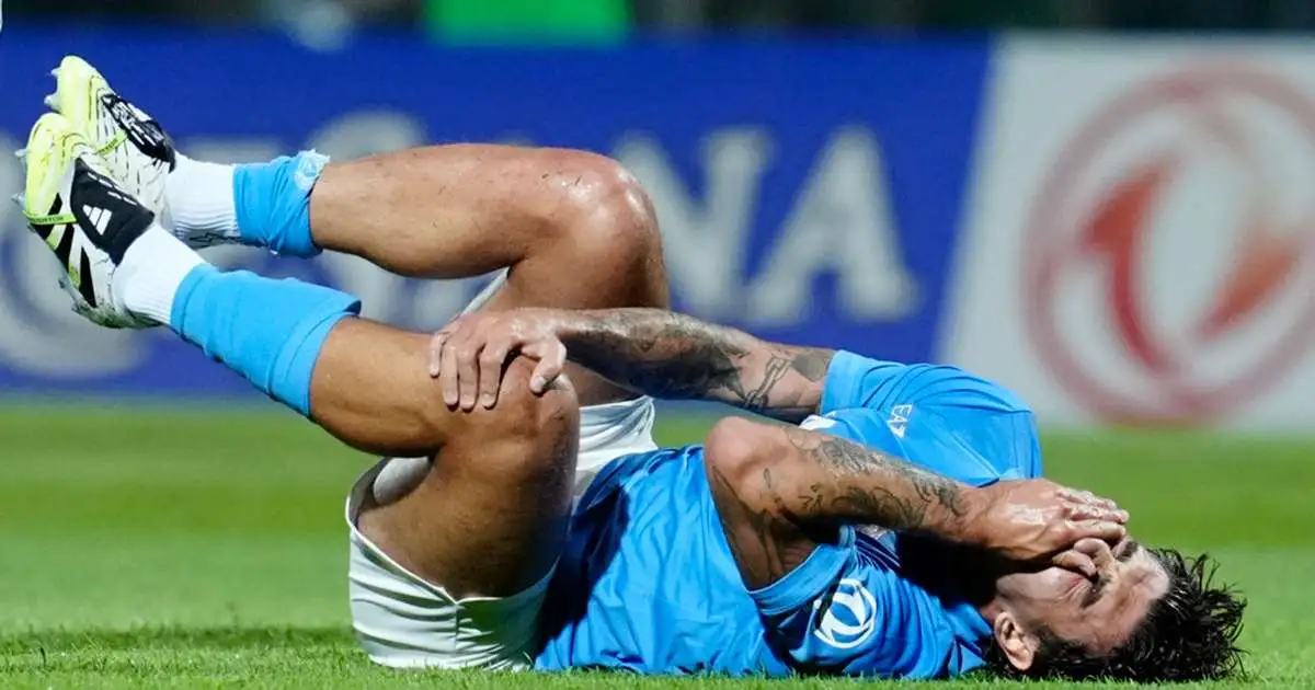 Jogador de futebol lesionado no relvado, ilustração associada à notícia sobre a defesa do Napoli