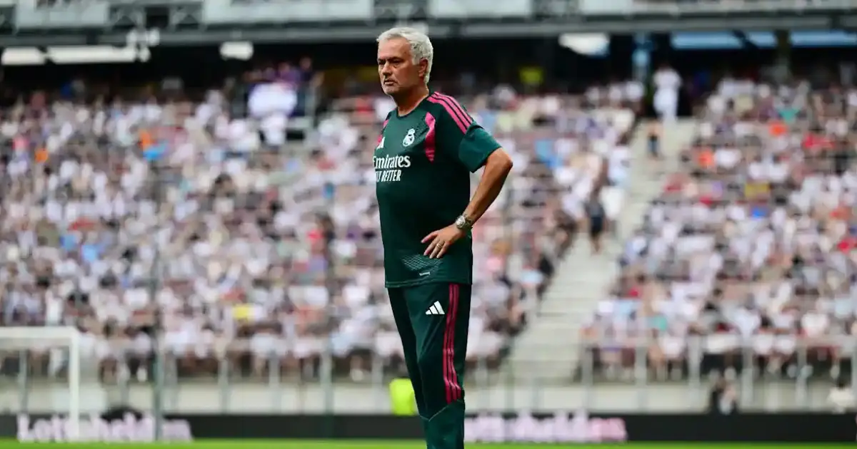 Adeptos a assistir a um jogo de futebol