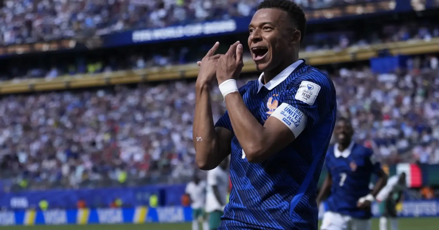 Estádio repleto de adeptos a assistir a um jogo de futebol do Mundial