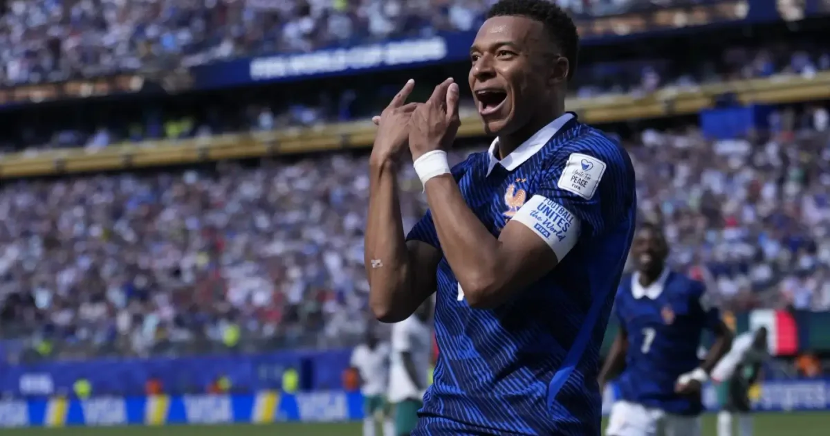 Estádio repleto de adeptos a assistir a um jogo de futebol do Mundial