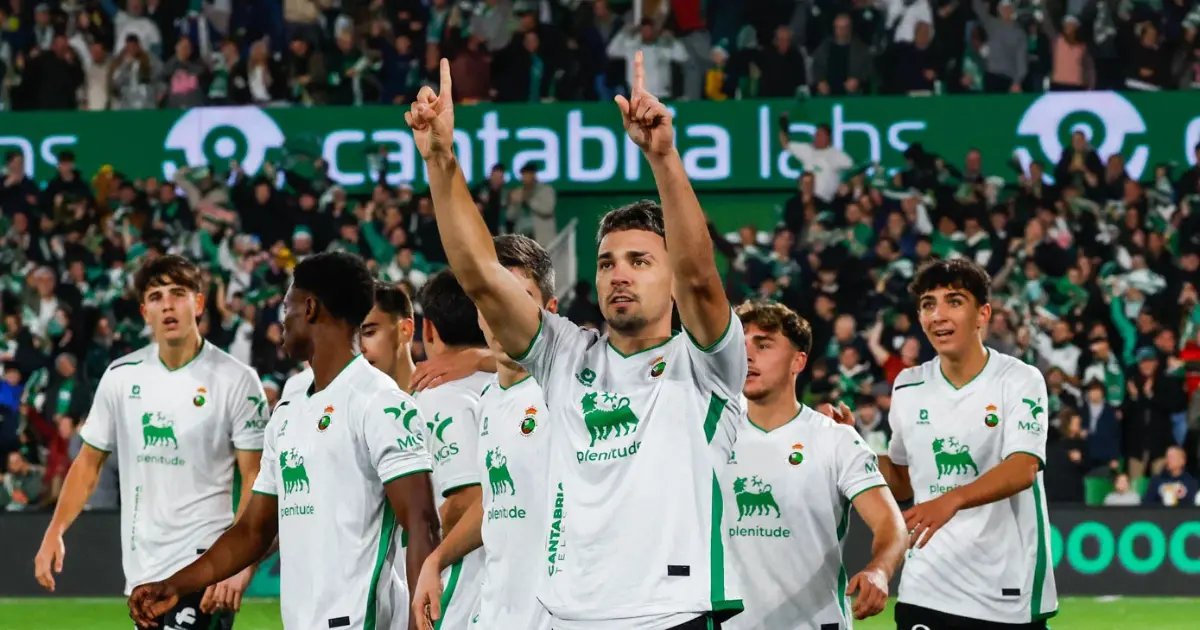 Estádio de futebol cheio de adeptos antes do arranque de um jogo