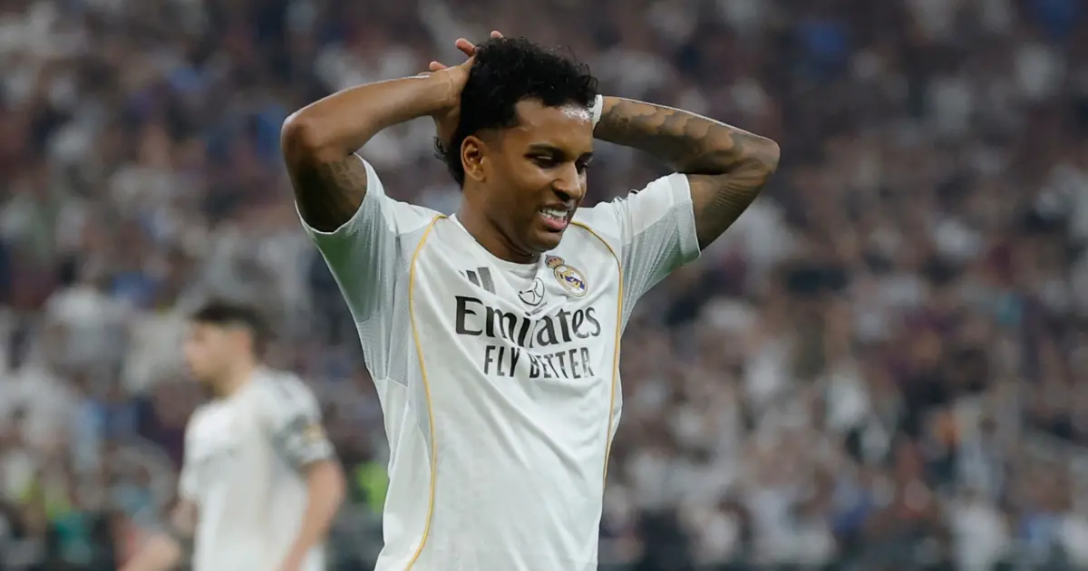 Jogador de futebol em ação num relvado, ilustrando a pré-época do Real Madrid na LaLiga