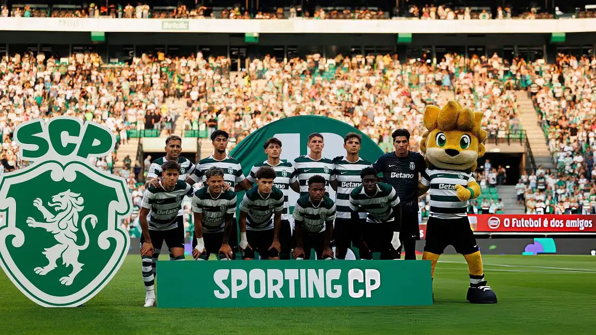 Jogadores do Sporting CP em ação num jogo de futebol