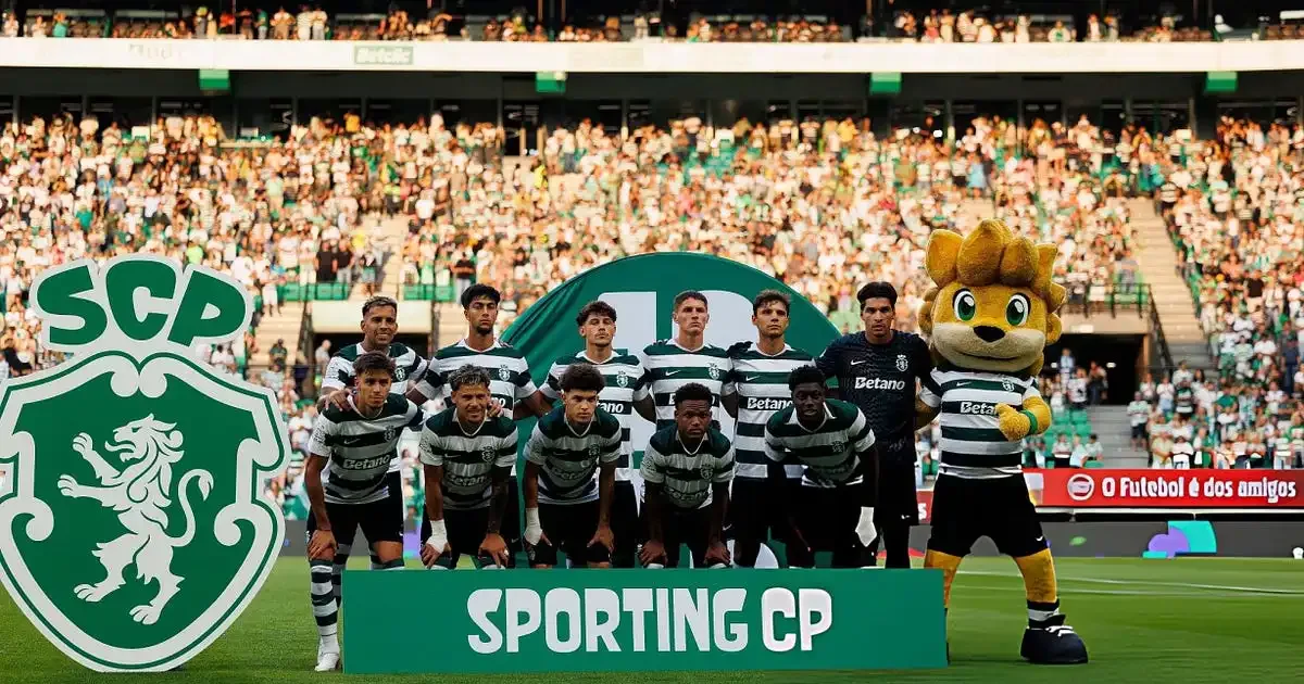 Jogadores do Sporting CP em ação num jogo de futebol